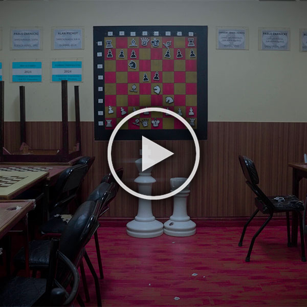 3.-ARobinInTheRoom-still-1-tr