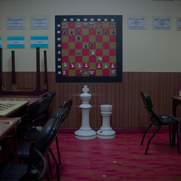 3.-ARobinInTheRoom-still-1